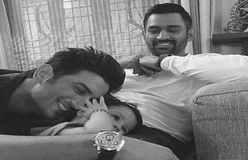 sushant_singh_rajput_with_mahendra_singh_dhoni1.jpg