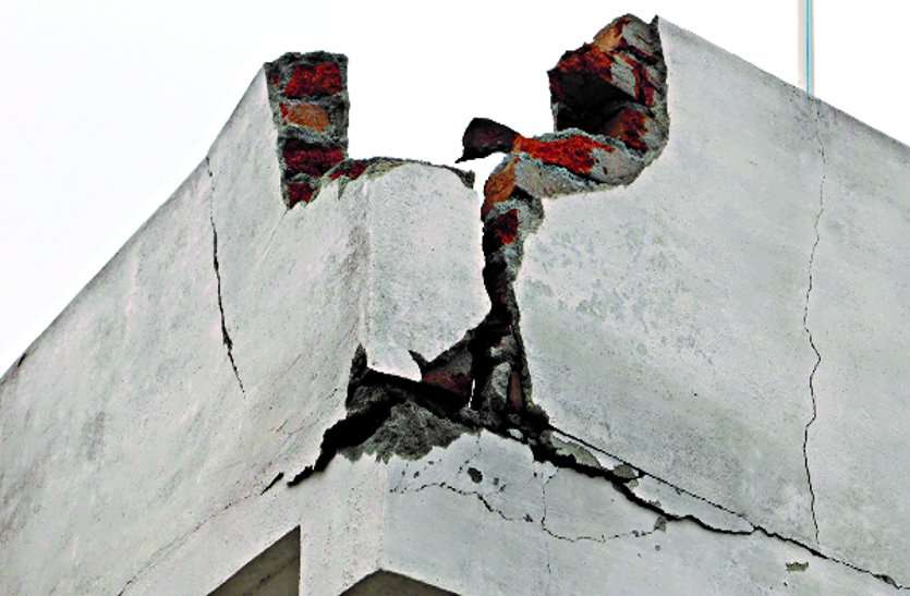 Part of the pucca house damaged due to lightning, no loss of life on electric equipment बिजली गिरने से पक्के मकान का हिस्सा हुआ क्षतिग्रस्त, विद्युत उपकरण उड़े पर जनहानि नहीं