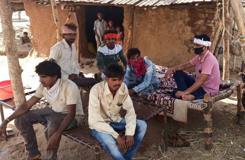 पलायन से आए मजदूरों के पास खेतों में बोवनी के लिए बीज नहीं पलायन से आए मजदूरों के पास खेतों में बोवनी के लिए बीज नहीं