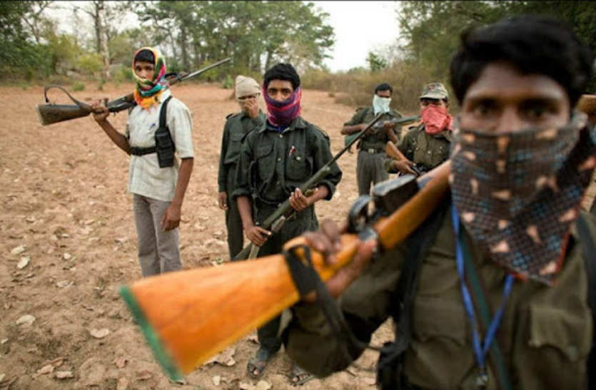 तांडव मचाने की फिराक में नक्सली, पोस्टर चिपकाकर दी फौजी कार्रवाई की धमकी, पढें पूरा संदेश तांडव मचाने की फिराक में नक्सली, पोस्टर चिपकाकर दी फौजी कार्रवाई की धमकी, पढें पूरा संदेश