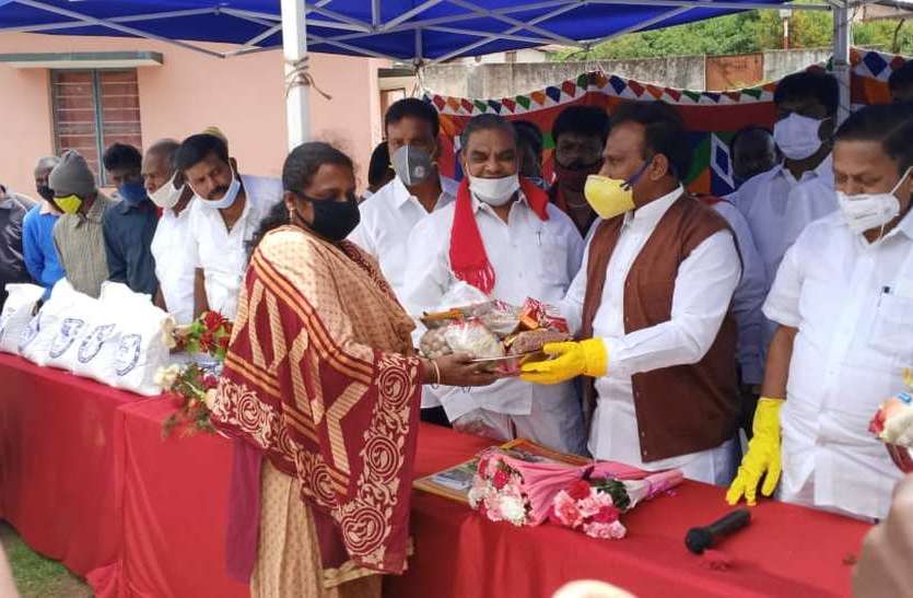 पूर्व मंत्री ने राहत सामग्री वितरित की पूर्व मंत्री ने राहत सामग्री वितरित की