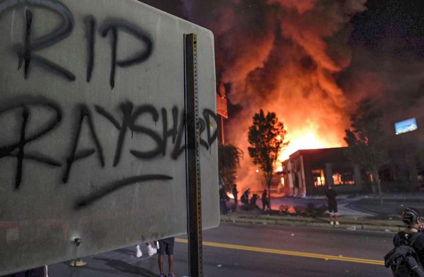 rayshard brooks protest Rayshard Brooks Death: ब्रूक्स की मौत को हत्या माना गया, पुलिस अधिकारी ने पीठ में दो बार गोली मारी