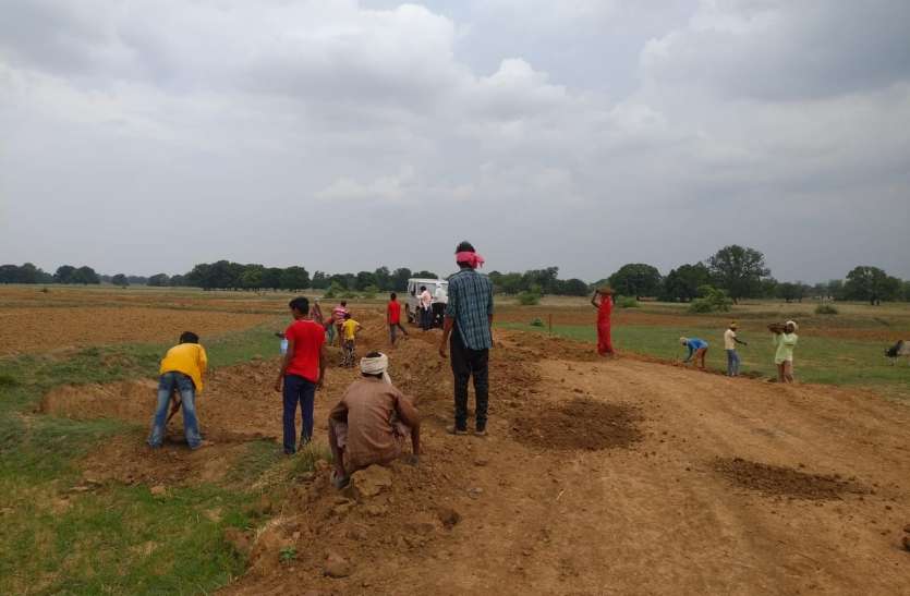 MNREGA work सरकार ने अटकाया मेटेरियल का भुगतान, पूर्व सरपंचों का बाहर निकलना हुआ मुश्किल