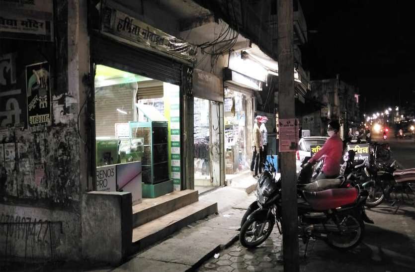 Fear of administration not among shopkeepers, shops remain open even after nine o'clock in the night दुकानदारों में नहीं प्रशासन का डर रात नौ बजे के बाद भी खोले रहते हैं दुकान