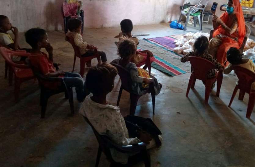 आंगनवाड़ी के बच्चे पढ़ रहे जागरूकता का पाठ आंगनवाड़ी के बच्चे पढ़ रहे जागरूकता का पाठ