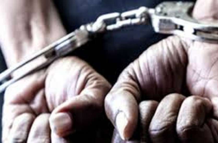 crime काम नहीं मिला तो घर में ही हथियार बनाने की फैक्ट्री डाल ली, पुलिस को मिले इतने हथियार