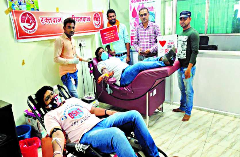 Hanuman devotees donated blood on the occasion of World Blood Donor Day, also appealed people to donate blood विश्व रक्तदाता दिवस के अवसर हनुमान भक्तों ने किया रक्तदान, लोगों से भी की रक्तदान करने की अपील