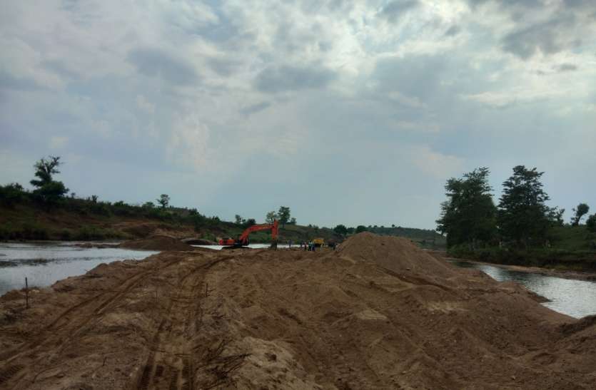 Excavation from machines running in the dark of night, snatching laborers employment रात के अंधेरे में चल रहा मशीनों से उत्खनन, छीन रहे मजदूरों का रोजगार