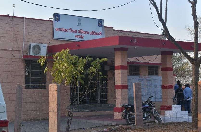 कोरोना संकट में नहीं चल रही बसें इसलिए टैक्स देना भी मुनासिब नहीं कोरोना संकट में नहीं चल रही बसें इसलिए टैक्स देना भी मुनासिब नहीं
