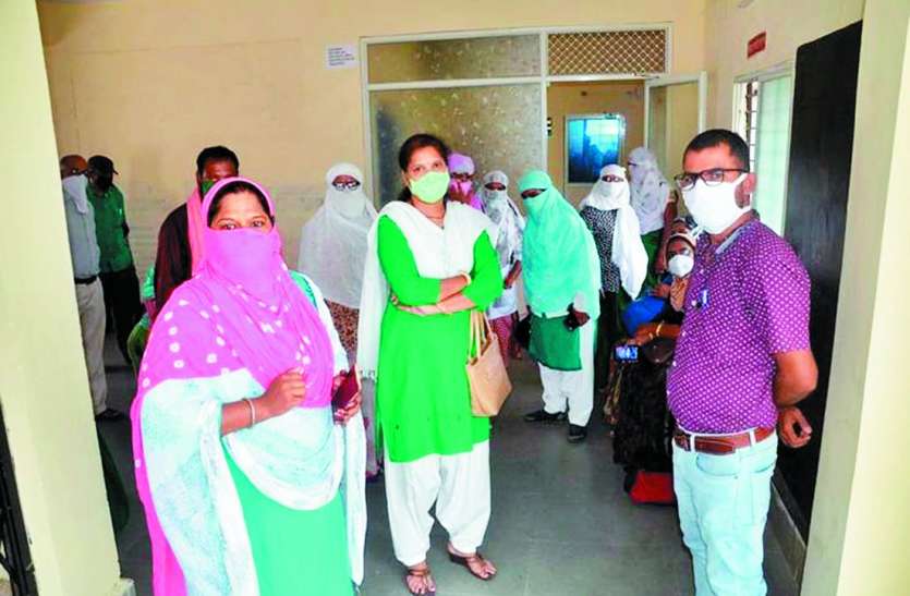 पीठा रोड में एक ही परिवार व सोनकच्छ में मोजिम के परिवार के 4-4 सदस्य, 12वीं की छात्रा संक्रमित पीठा रोड में एक ही परिवार व सोनकच्छ में मोजिम के परिवार के 4-4 सदस्य, 12वीं की छात्रा संक्रमित