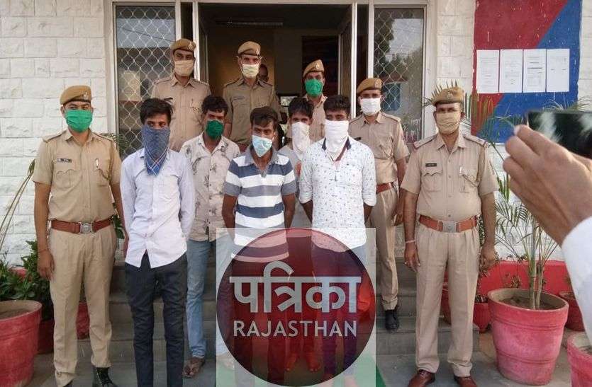 VIDEO युवक का अपहरण कर प्रताडि़त कर दारू की बोतल में पेशाब पिलाया, जल मांगने पर जूते में पानी पिलाया, पांच जने गिरफ्तार अपहरण कर युवक को पेशाब पिलाया, छुड़ाने गए भाई-चाचा को पेड़ से बांधकर पीटा, वीडियो वायरल
