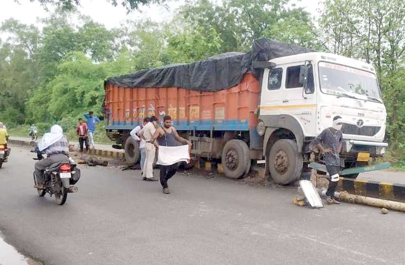 Difficulty for police and drivers to become a director, then a means of recovery for Nagar Panchayat ... डिवाईडर बनी पुलिस और ड्राईवरों के लिए समस्या तो नगर पंचायत के लिए वसूली का जरिया ...