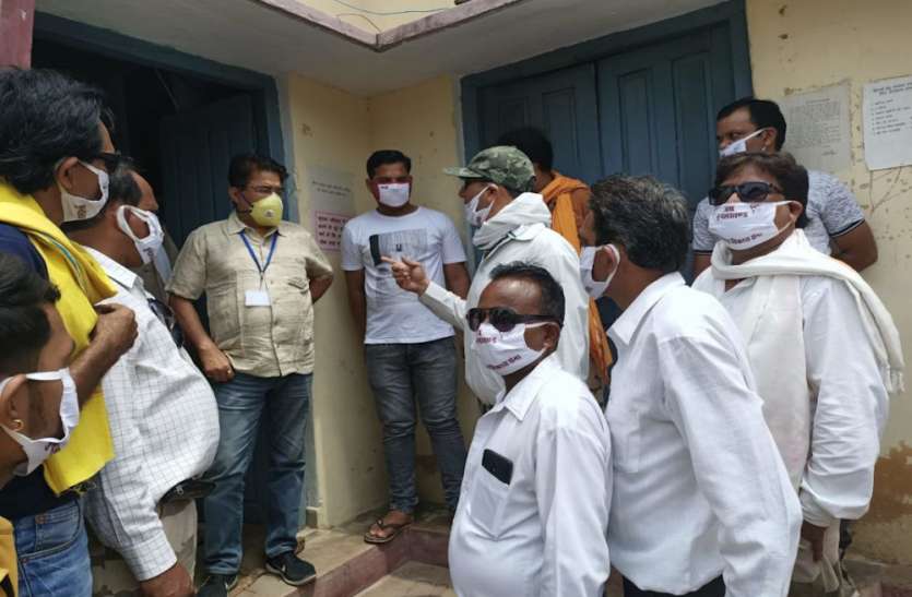 कमर्शियल विद्युत बिलों को माफ करने के लिए बुन्देलखण्ड विकास सेना ने उठाई आवाज कमर्शियल विद्युत बिलों को माफ करने के लिए बुन्देलखण्ड विकास सेना ने उठाई आवाज