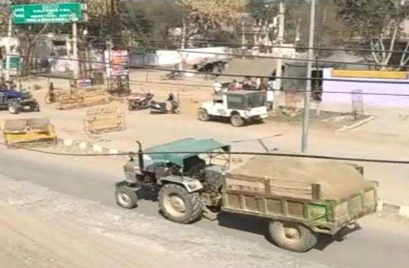 Chambal gravel-filled tractor-trolley overturned in front of police checkpoint पुलिस चौकी के सामने पलटी चंबल बजरी से भरी ट्रेक्टर-ट्रॉली