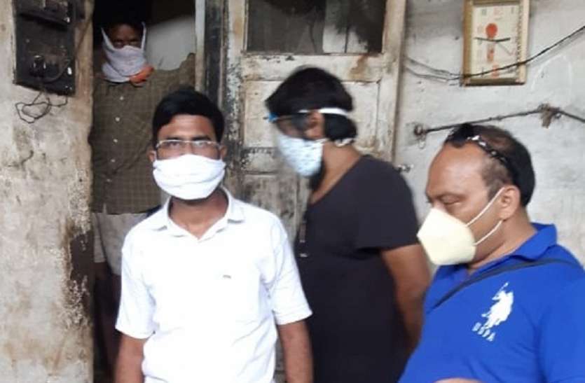 गंदगी के बीच बनाई जा रही थी खाद्य सामग्री गंदगी के बीच बनाई जा रही थी खाद्य सामग्री