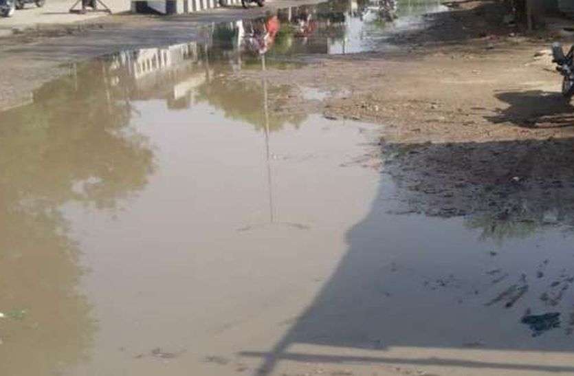यहां विकास-निकास के दावे पानी में बहे यहां विकास-निकास के दावे पानी में बहे