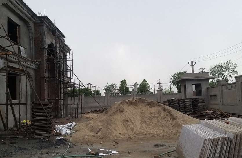 Bhilwara BJP office is being built with illegal gravel भीलवाड़ा भाजपा कार्यालय बन रहा है अवैध बजरी से
