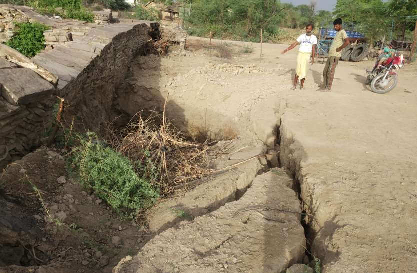 बावड़ी के निकट अचानक धंसी मिट्टी तो फिर हुआ यह बावड़ी के निकट अचानक धंसी मिट्टी तो फिर हुआ यह