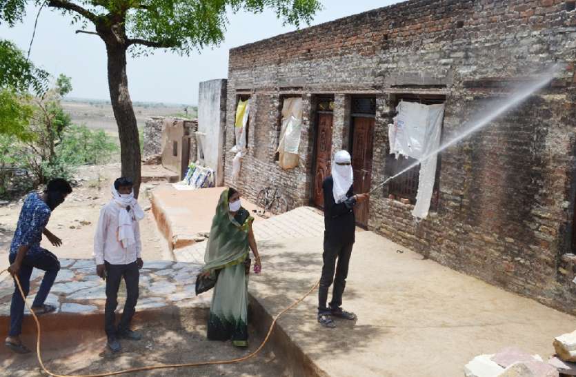कोरोना पॉजिटिव मिलने का मामला, पूरे गांव की कराई गई स्क्रीनिंग कोरोना पॉजिटिव मिलने का मामला, पूरे गांव की कराई गई स्क्रीनिंग