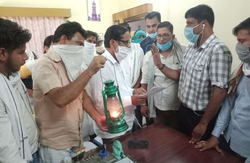 मुख्यमंत्री को भेजी लालटेन, बिजली समस्या का मांगा समाधान मुख्यमंत्री को भेजी लालटेन, बिजली समस्या का मांगा समाधान