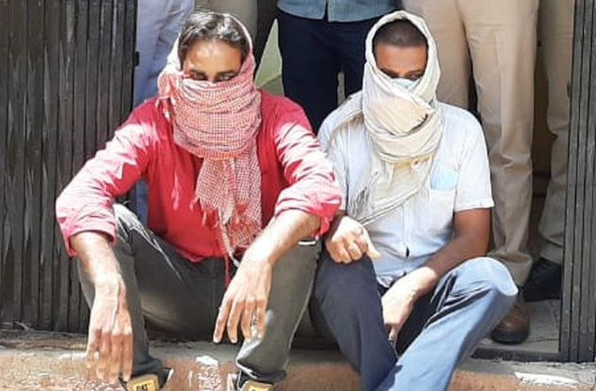 अंतवस्त्रों में छिपा ले जा रहे थे दस लाख की चरस अंतवस्त्रों में छिपा ले जा रहे थे दस लाख रूपए की चरस