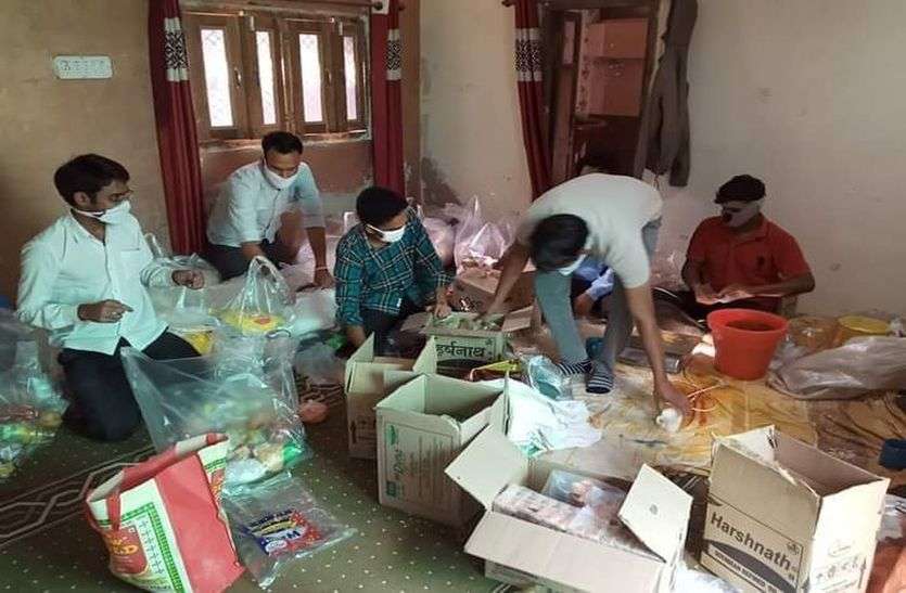 घरों में राशन, बीमारों को दवाई, मरीजों को बांट रहे फल घरों में राशन, बीमारों को दवाई, मरीजों को बांट रहे फल