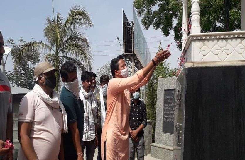 शहीद सैनिकों को दी श्रद्धाजंलि, चीन के खिलाफ गुस्से का इजहार शहीद सैनिकों को दी श्रद्धाजंलि, चीन के खिलाफ गुस्से का इजहार