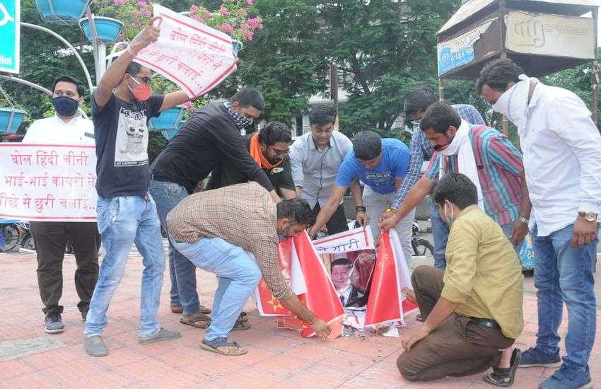 चीन के खिलाफ सूरत में आक्रोश, किसी ने टीवी तोड़ी, कहीं पुतला फूंका