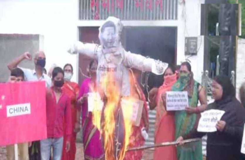 UP Top News: चीन के खिलाफ यूपी में जगह-जगह प्रदर्शन, मनी लॉन्ड्रिंग में गिरफ्तार आरोपित निकला कोरोना पॉजिटिव, जज व ईडी की टीम क्वारंटाइन UP Top News: चीन के खिलाफ यूपी में जगह-जगह प्रदर्शन, मनी लॉन्ड्रिंग में गिरफ्तार आरोपित निकला कोरोना पॉजिटिव, जज व ईडी की टीम क्वारंटाइन