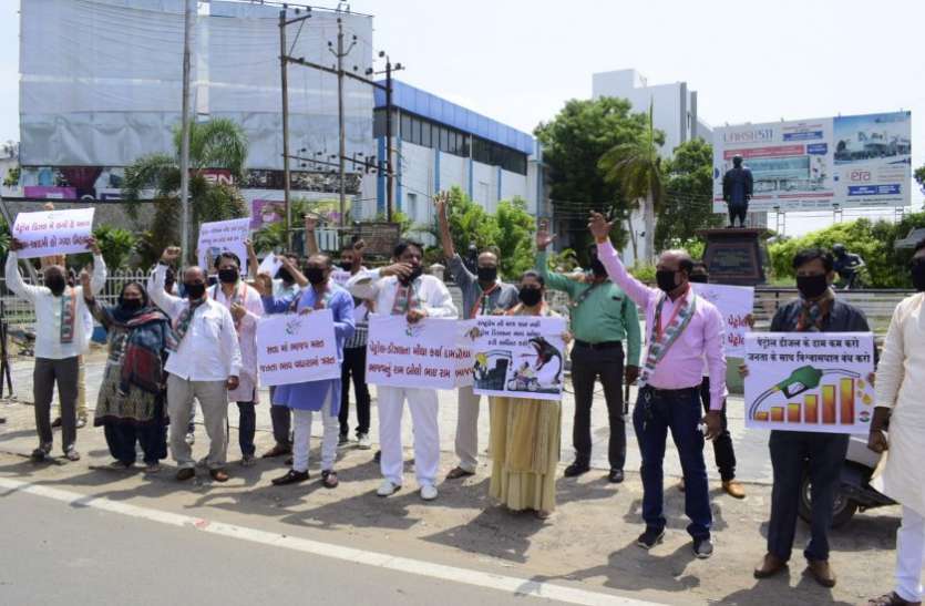 पेट्रोल डीजल भाव में वृद्धि का विरोध पेट्रोल डीजल भाव में वृद्धि का विरोध