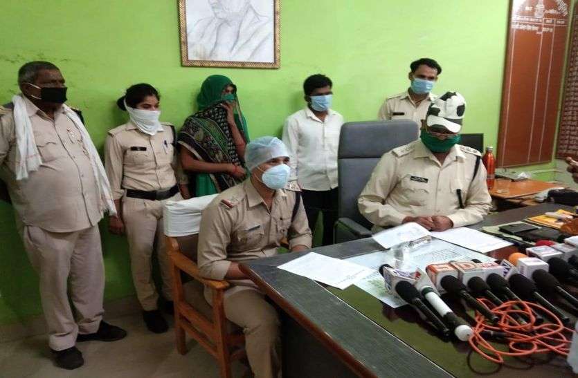 पत्नी ने प्रेमी के साथ मिलकर कर दी पति की हत्या, जांच में हुआ खुलासा पत्नी ने प्रेमी के साथ मिलकर कर दी पति की हत्या, जांच में हुआ खुलासा