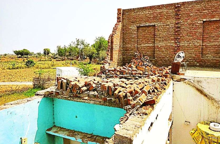 रात को तेज आंधी से मकान ढहा, बाल-बाल बचे परिजन रात को तेज आंधी से मकान ढहा, बाल-बाल बचे परिजन