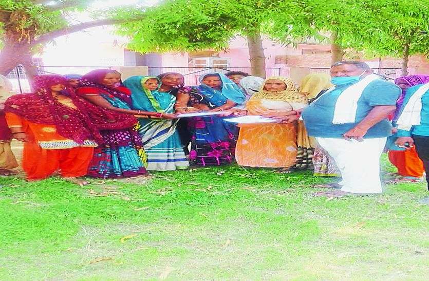 गिर्राज पहाड़ी क्षेत्र में नहीं पहुंच रहा पानी, 60 परिवार पेयजल को तरसे गिर्राज पहाड़ी क्षेत्र में नहीं पहुंच रहा पानी, 60 परिवार पेयजल को तरसे