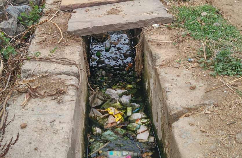 drainage.jpg मानसून करीब फिर भी नही हुई नालियों की सफाई , मुख्य मार्गो पर पसरा कीचड़ बना परेशानी