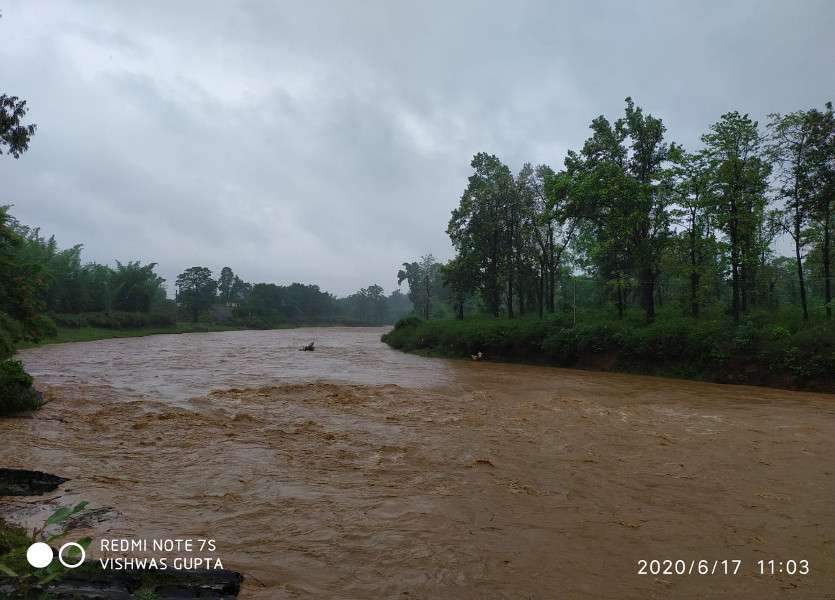 लगातार हो रही बारिश से नदी-नाले उफान पर, सडक़ों पर पानी भरने से कई मुख्य मार्ग बाधित