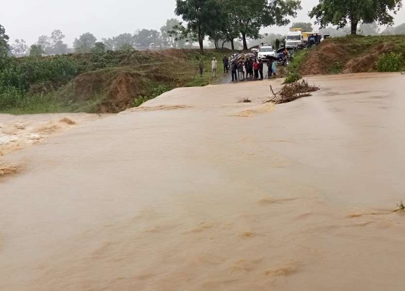 लगातार हो रही बारिश से नदी-नाले उफान पर, सडक़ों पर पानी भरने से कई मुख्य मार्ग बाधित