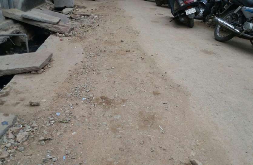 itarsi, nagarpalika, pipeline, road damage, public, trraffic 20 करोड़ में बिछना है 142 किमी लंबाई में पाइप लाइन, अब तक बिछी केवल 62 किमी..