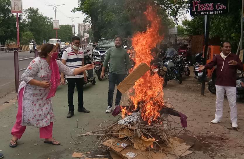 img_20200617_135923.jpg #boycottchina चीनी सामनों की जलाई होली, चीनी राष्ट्रपति के खिलाफ लगाए मुर्दाबाद के नारे: देखें वीडियो