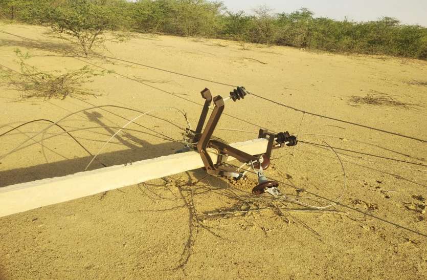 भीषण गर्मी में 'बिजली' दे रही धोखा, जिम्मेदारों की नहीं खुल रही नींद ! भीषण गर्मी में 'बिजली' दे रही धोखा, जिम्मेदारों की नहीं खुल रही नींद !