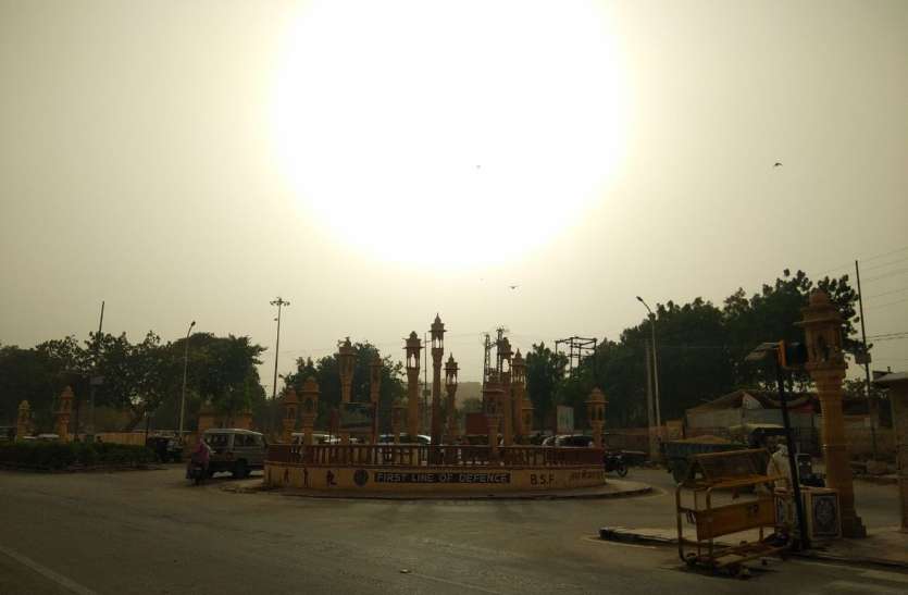 आसमान से बरसी आग, धोरों की नगरी में जीना हुआ दुश्वार आसमान से बरसी आग, धोरों की नगरी में जीना हुआ दुश्वार