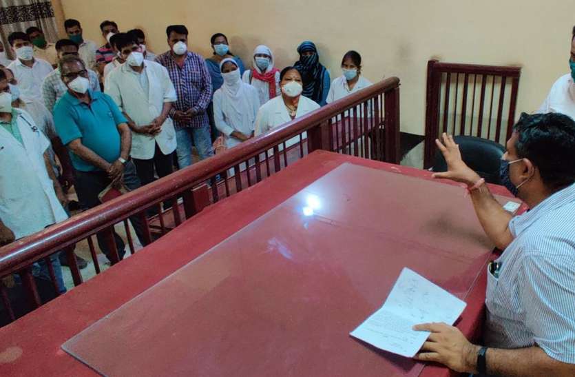 पोकरण में चिकित्साकर्मियों को एपीओ करने पर जताया रोष पोकरण में चिकित्साकर्मियों को एपीओ करने पर जताया रोष