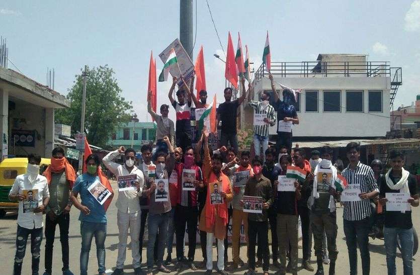 हिन्दू सेना के कार्यकर्ताओं ने चीन पर जताया गुस्सा, शहीदों को किया नमन हिन्दू सेना के कार्यकर्ताओं ने चीन पर जताया गुस्सा, शहीदों को किया नमन