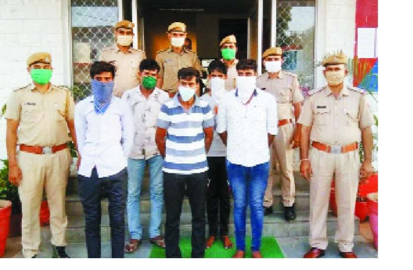 युवक का अपहरण कर पेशाब पिलाया, छुड़ाने गए परिजनों को पेड़ से बांधा युवक का अपहरण कर पेशाब पिलाया, छुड़ाने गए परिजनों को पेड़ से बांधा