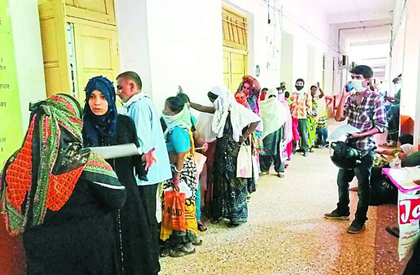 कलेक्टर कार्यालय में शिकायत लेकर पहुंच रही भीड़ पात्रता है फिर भी नहीं मिल रहा अनाज