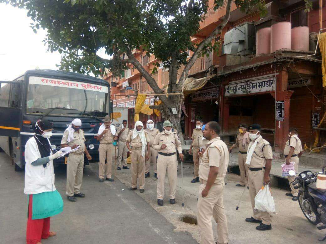 कोरोना के कर्मवीर: मासूम को घर पर छोड़ कोरोना के खिलाफ ड्यूटी निभा रहीं डॉक्टर हूमा