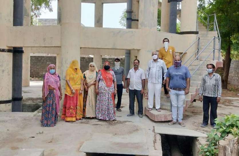 दो माह से नसीब नहीं हो रहा नीर, टैंकरों से मंगवा रहे पानी दो माह से नसीब नहीं हो रहा नीर, टैंकरों से मंगवा रहे पानी