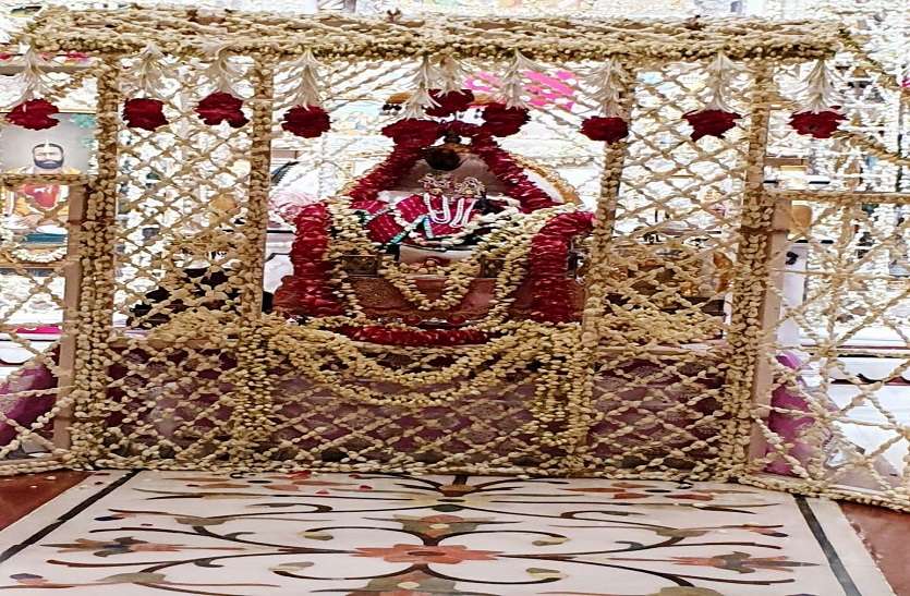 छोटी काशी में योगिनी एकादशी पर सजीं विशेष झांकियां छोटी काशी में योगिनी एकादशी पर सजीं विशेष झांकियां
