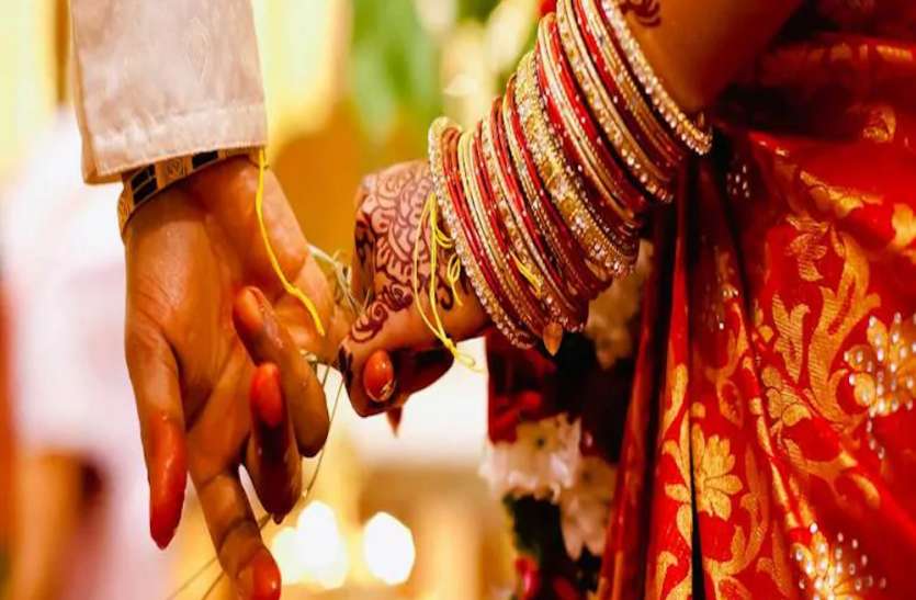 अजब-गजब: प्रयागराज में लकड़ी के पुतले से लड़के ने की शादी, औरैया में दुल्हन लेकर आई बारात अजब-गजब: प्रयागराज में लकड़ी के पुतले से लड़के ने की शादी, औरैया में दुल्हन लेकर आई बारात