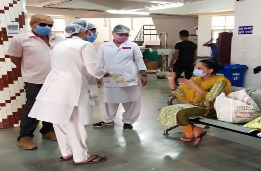 Ahmedabad News : मूक-बधिर महिला ने संकेतों व रंगों की भाषा से दी कोरोना को मात Ahmedabad News : मूक-बधिर महिला ने संकेतों व रंगों की भाषा से दी कोरोना को मात