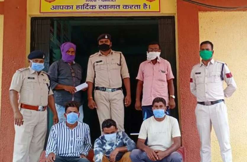 लूट के तीन आरोपी गिरफ्तार, एक फरार, 49 हजार नगद और 2 मोबाइल जब्त लूट के तीन आरोपी गिरफ्तार, एक फरार, 49 हजार नगद और 2 मोबाइल जब्त